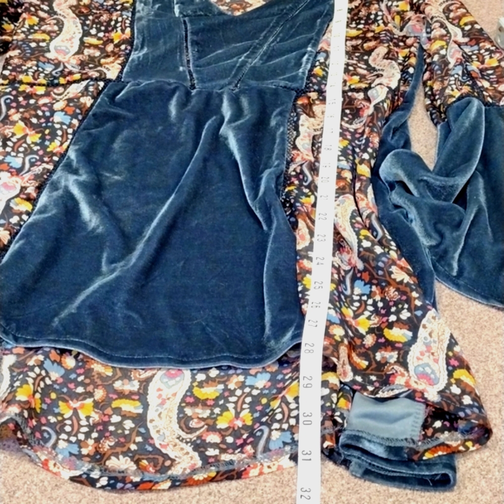 🔥POL Velour and Sheer Paisley Tunic With Bell Sleeves - Picture 16 of 17